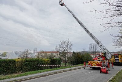 Dresden: Laubenbrand droht sich auszubreiten - Die Polizei ermittelt zur Brandursache. Foto: Roland Halkasch