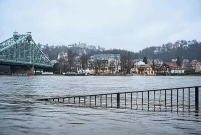 Dresden macht dicht: Altstadt mit Flutschutztoren vor Hochwasser geschützt - Das Blaue Wunder steht beinahe unter Wasser. Foto: xcitepress/Finn Becker