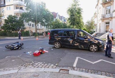 Dresden: Moped-Fahrer nach Zusammenstoß mit Transporter lebensgefährlich verletzt - Zu einem schweren Verkehrsunfall kam es am Freitagabend auf der Augsburger Strasse / Dornblüthstrasse im Dresdner Stadtteil Striesen. Foto: xcitepress