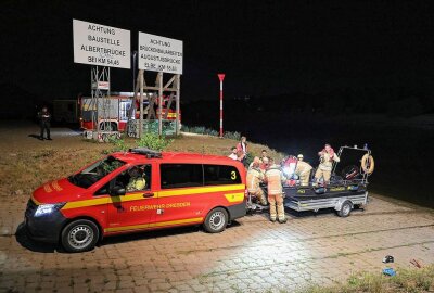 Dresden: Nächtliche Suche nach Person in der Elbe - Die Feuerwehr auf der Suche nach einer Person in der Elbe. Foto: Roland Halkasch