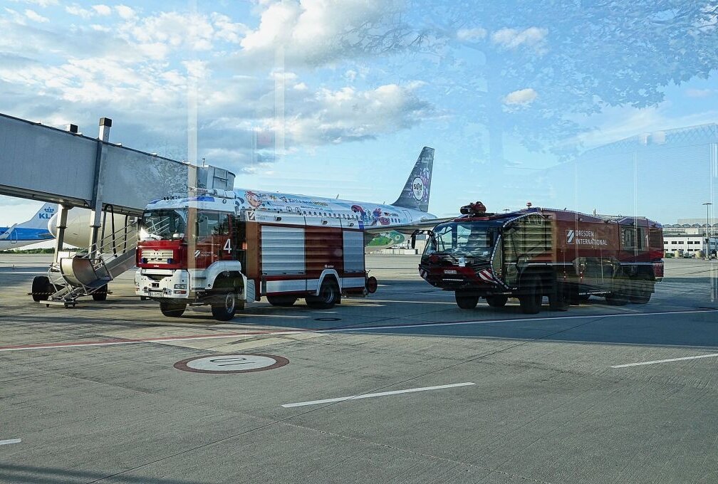 Dresden: Passagierflugzeug musste wegen technischer Probleme umkehren - Die Flughafenfeuerwehr stellte einen massiven Austritt von Hydrauliköl fest. Foto: Roland Halkasch