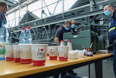 Dresden: Passagierflugzeug musste wegen technischer Probleme umkehren - Unterstützung des THW Kamenz wurde angefordert, um die Passagiere mit Essen und Trinken zu versorgen. Foto: Roland Halkasch