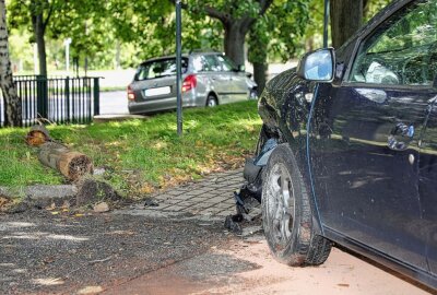 Dresden: PKW kollidiert mit Hauswand und geparkten Fahrzeugen - In Dresden kam es zu einem Verkehrsunfall. Foto: Roland Halkasch