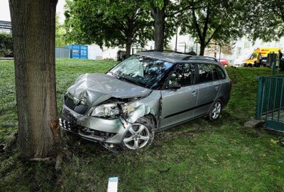 Dresden: PKW kollidiert mit Hauswand und geparkten Fahrzeugen - In Dresden kam es zu einem Verkehrsunfall. Foto: Roland Halkasch