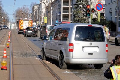 Dresden: PKW prallt gegen Kastenwagen - Auf der Königsbrücker Straße kam es zu einem Verkehrsunfall. Foto: Roland Halkasch