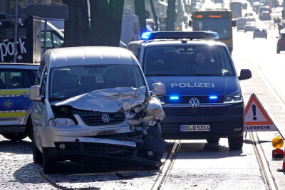 Dresden: PKW prallt gegen Kastenwagen - Auf der Königsbrücker Straße kam es zu einem Verkehrsunfall. Foto: Roland Halkasch