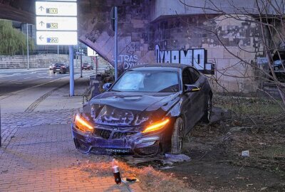Dresden: PKW schleudert über Fußweg gegen Brückenbogen - In einer Rechtskurve verlor der Fahrer eines PKW M4 die Kontrolle über seinen Wagen. Foto: Roland Halkasch