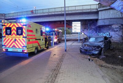 Dresden: PKW schleudert über Fußweg gegen Brückenbogen - In einer Rechtskurve verlor der Fahrer eines PKW M4 die Kontrolle über seinen Wagen. Foto: Roland Halkasch