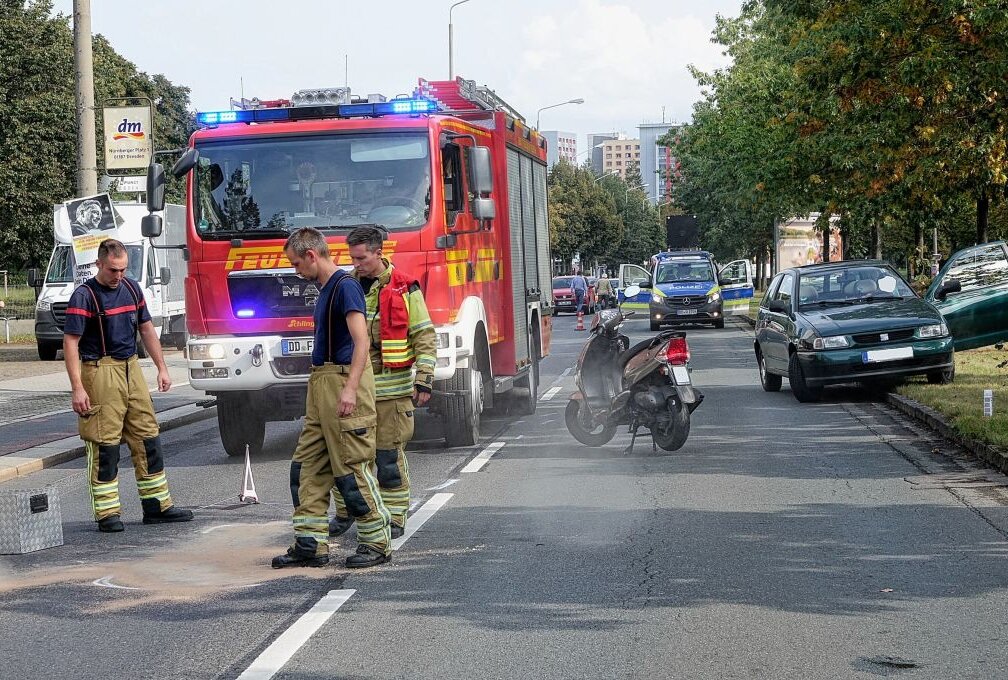 Dresden: Rollerfahrerin kollidiert mit PKW und verletzt sich schwer - Am Montag kollidierte eine Rollerfahrerin mit einem PKW und wurde dabei schwer verletzt. Foto: Roland Halkasch