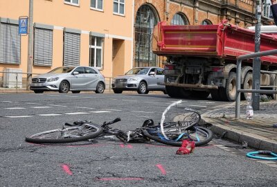 Dresden: Schwerer Unfall zwischen Radfahrerin und LKW - Die Frau wurde nach dem Unfall auf der Dresdner Kreuzung Weißeritzstraße/Schweriner Straße schwer verletzt und ins Krankenhaus eingeliefert. Foto: Roland Halkasch