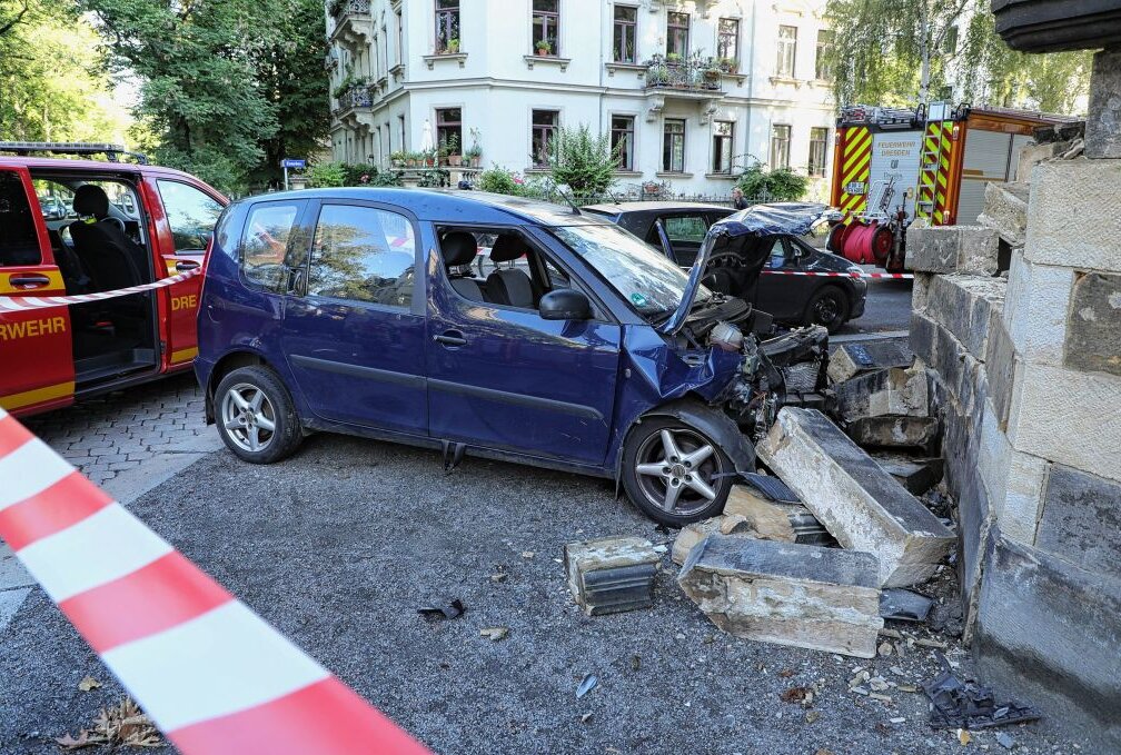 Dresden: Skoda-Fahrerin kollidiert mit einer Mauer - In Dresden kollidierte ein PKW mit einer Mauer. Beide Insassen wurden verletzt. Foto: Roland Halkasch