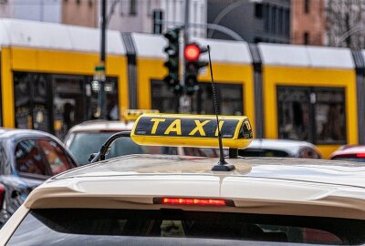 Dresden: Taxifahrer wird von Mann mit abgebrochener Glasflasche bedroht - Symbolbild. Foto: Pixabay