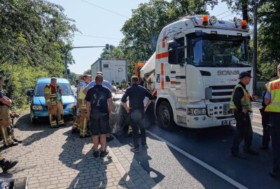 Dresden: Trafocontainer stürzt von LKW auf PKW - Am Freitag kam es in Dresden zu einem Unfall, bei dem ein Trafocontainer von einem LKW auf einen PKW stürzte. Foto: Roland Halkasch