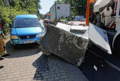 Dresden: Trafocontainer stürzt von LKW auf PKW - Am Freitag kam es in Dresden zu einem Unfall, bei dem ein Trafocontainer von einem LKW auf einen PKW stürzte. Foto: Roland Halkasch