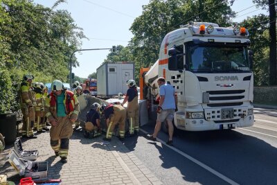 Am Freitag kam es in Dresden zu einem Unfall, bei dem ein Trafocontainer von einem LKW auf einen PKW stürzte. Foto: Roland Halkasch