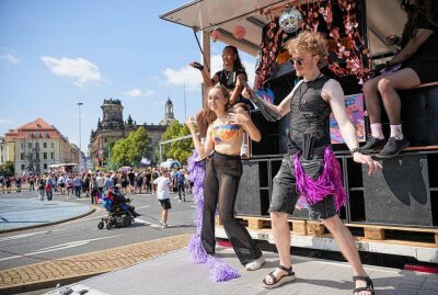 Dresden: Über 1.000 Menschen tanzen bei "Queer-Pride" durch die Stadt - Über 1.000 Menschen zogen bei der "Queer-Parade" durch die Innenstadt von Dresden. Foto: xcitepress/Finn Becker