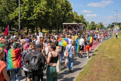 Dresden: Über 1.000 Menschen tanzen bei "Queer-Pride" durch die Stadt - Über 1.000 Menschen zogen bei der "Queer-Parade" durch die Innenstadt von Dresden. Foto: xcitepress/Finn Becker