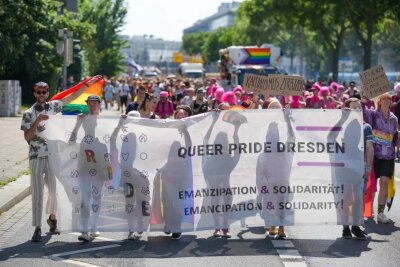 Über 1.000 Menschen zogen bei der "Queer-Parade" durch die Innenstadt von Dresden. Foto: xcitepress/Finn Becker