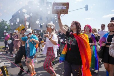 Über 1.000 Menschen zogen bei der "Queer-Parade" durch die Innenstadt von Dresden. Foto: xcitepress/Finn Becker