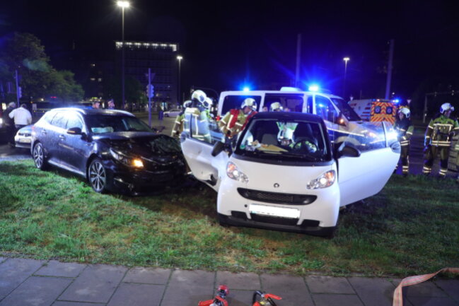 Dresden: Unsanfter Zusammenstoß zweier Autos auf dem Pirnaischen Platz - Ein Kia stieß mit einem Smart zusammen. Foto: Rohland Halkasch 