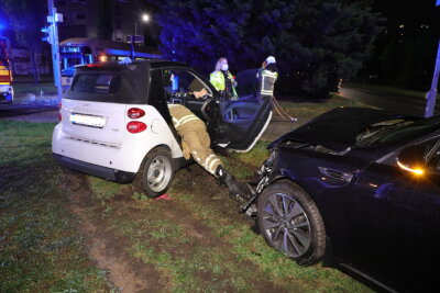Dresden: Unsanfter Zusammenstoß zweier Autos auf dem Pirnaischen Platz - Ein Kia stieß mit einem Smart zusammen. Foto: Rohland Halkasch 