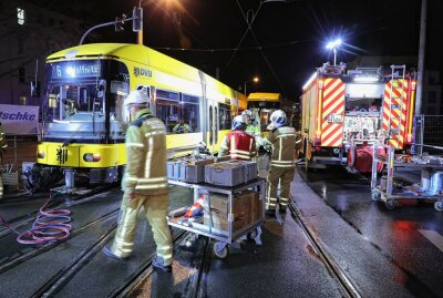 Dresden: Zwei Straßenbahnen kollidieren - ein Verletzter - Straßenbahnunfall in Dresden. Foto: Roland Halkasch