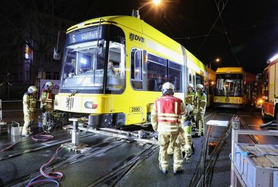 Dresden: Zwei Straßenbahnen kollidieren - ein Verletzter - Straßenbahnunfall in Dresden. Foto: Roland Halkasch
