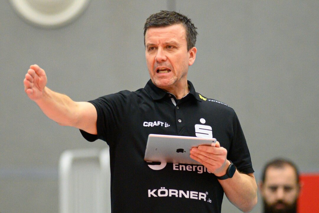 Dresdner Volleyballerinnen stehen erneut vor Umbruch - Dresdens Trainer Alexander Waibl gibt Anweisungen.