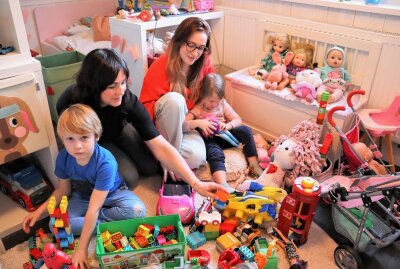 Dringende Gesuche für Ukraine-Flüchtlinge - Fynn und Merlind geben gern etwas von ihren Spielsachen ab. Mama Doreen und Lilith (v.l.) helfen beim Sortieren. Foto: Ilka Ruck