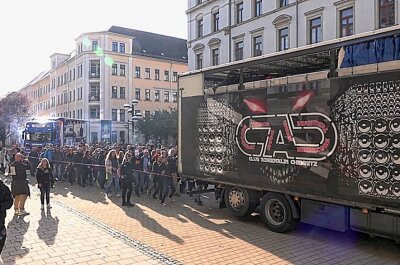 Dritter Umzug der East Parade in Chemnitz - Ausgelassene Partystimmung auf der East Parade in Chemnitz. Foto: Harry Haertel