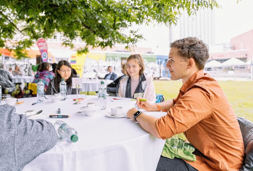 Drittes "Festival der Meinungsverschiedenheiten" soll im Juli stattfinden - Mit fremden Menschen an einem Tisch über verschiedenen Meinungen sprechen - das geht wieder am 17. Juli im Stadthallenpark. Foto: C3 GmbH/Johannes Richter