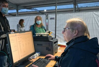 Drive-in Impfaktion in Aue mit sehr positiver Resonanz - Anette Kästner von der Johanniter-Unfallhilfe war beim Check-In im Einsatz.Foto: Ralf Wendland