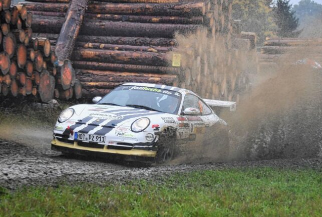 Die Lichtensteiner Ruben und Petra Zeltner waren mit ihrem Porsche in den letzten Jahren ins ADAC Rallye Masters verbannt. Foto: Thorsten Horn