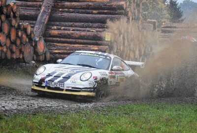 DRM mit neuer Klasseneinteilung - Die Lichtensteiner Ruben und Petra Zeltner waren mit ihrem Porsche in den letzten Jahren ins ADAC Rallye Masters verbannt. Foto: Thorsten Horn