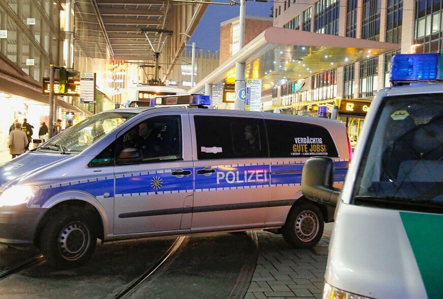 Drogen, Alkohol und Hakenkreuze: Großrazzia in der Chemnitzer City - Symbolbild Polizeieinsatz an der Zentralhaltestelle. Foto: Harry Härtel