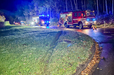 Drogen- und Alkoholfahrt endet im Graben: Feuerwehr Bad Schlema im Einsatz - 