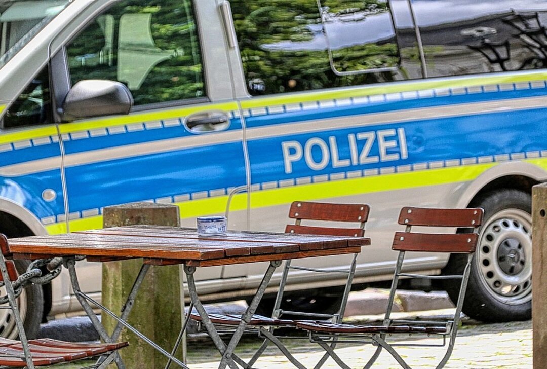 Drogendealer rastet im Chemnitzer Zentrum aus und bespuckt zwei Polizisten - Die Beamten nehmen den Verdächtigen fest. Foto: pixabay/ Alexander Fox