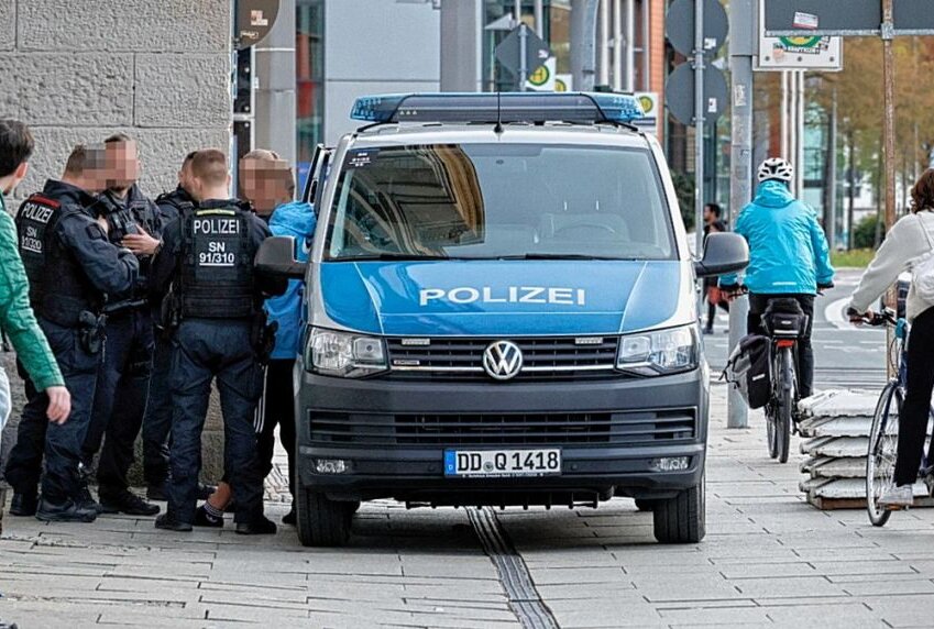 Drogenfund bei Razzia in Chemnitzer City - Am Donnerstag kontrollierte die Polizei Personen im Bereich der Bahnhofstraße am Tietz. Foto: Harry Härtel