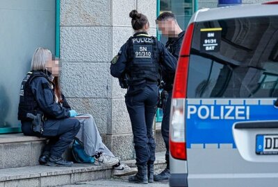 Drogenfund bei Razzia in Chemnitzer City - Am Donnerstag kontrollierte die Polizei Personen im Bereich der Bahnhofstraße am Tietz. Foto: Harry Härtel