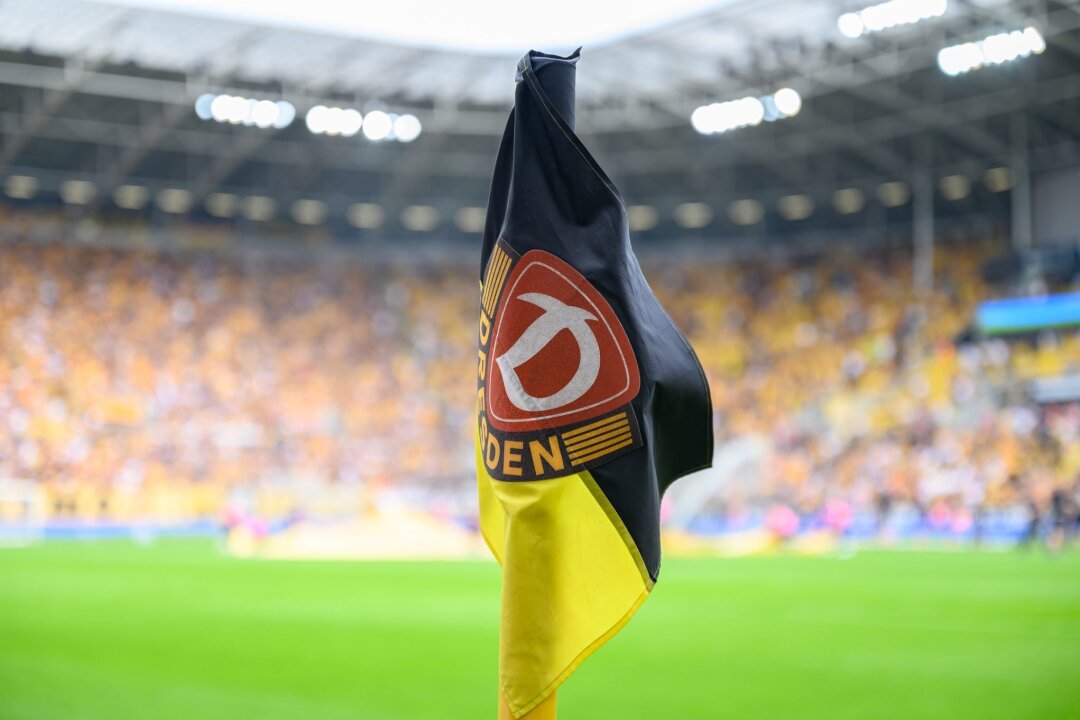 Drohbrief gegen Kutschke: Öffentliche Trainings abgesagt - Eine Eckfahne mit dem Logo des Vereins Dynamo Dresden steht an der Ecke des Spielfeldes.