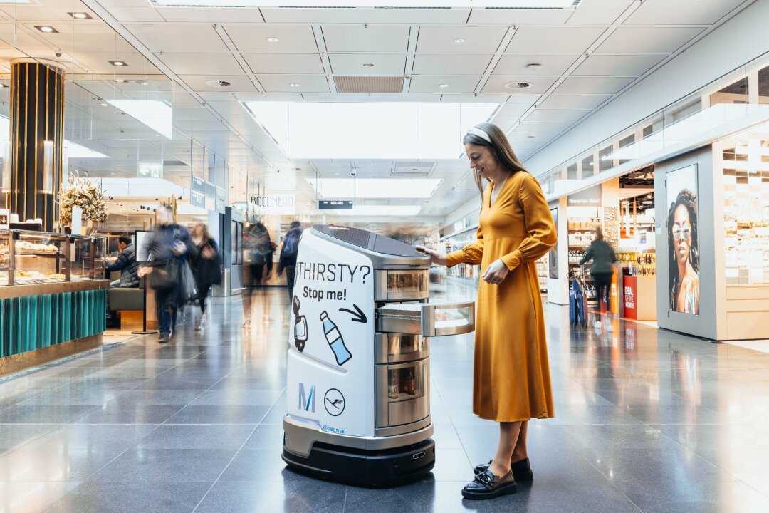 Drolliger Snackbot am Münchner Flughafen unterwegs - Revolution am Gate: Der autonome Snackbot "Jeeves" erobert den Flughafen München