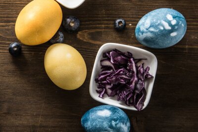 Drücken Sie den Ostereiern doch mal Ihren Stempel auf - Wer seine Ostereier pastelliger mag, kann zum Färben natürliche Zutaten verwenden, etwa Kurkuma für gelbe Eier oder Rotkohl für blaue Eier.