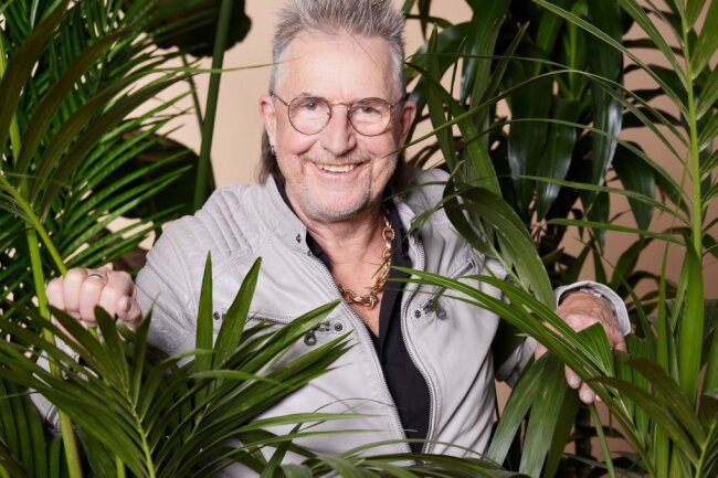 Der 67-jährige Martin Semmelrogge ist seit Beginn der 1970er Jahre bekannter deutscher Schauspieler und der älteste Teilnehmer beim Dschungelcamp 2023.