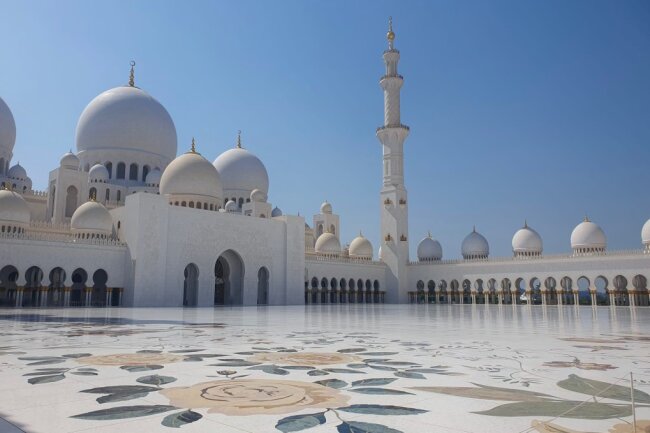 Dubai: Die Stadt der Superlative und ich mittendrin - Die weltbekannte Sheikh Zayed Moschee in Abu Dhabi. Foto: Hermine Möckel