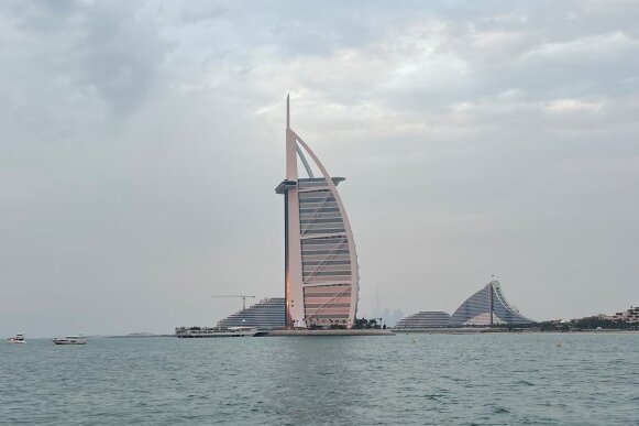 Dubai: Die Stadt der Superlative und ich mittendrin - Das Luxus-Hotel "Burj al Arab" gilt als ein weiteres Wahrzeichen von Dubai. Foto: Hermine Möckel 