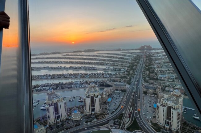 Dubai: Die Stadt der Superlative und ich mittendrin - Blick von "View at the Palm" auf die künstlich angelegte "Palm Jumeirah". Foto: Hermine Möckel