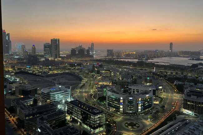 Dubai: Die Stadt der Superlative und ich mittendrin - Abendstimmung in Dubai. Foto: Hermine Möckel
