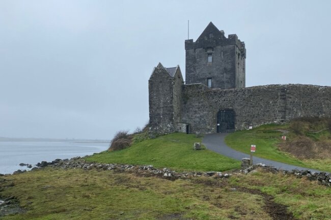 Dublin: Ein Kurztrip in die irische Hauptstadt - Das Dunguaire Castle kann man auf dem Weg zu den Cliffs of Moher besichtigen. 