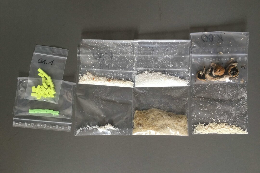 Durchsuchung in Gablenz: Ecstasy und Amphetamine sicher gestellt - Ecstasy, Amphetamin sowie weitere betäubungsmittelverdächtige Substanzen wurden bei der Durchsuchung sichergestellt. 