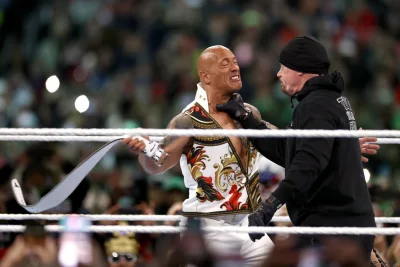 Dwayne "The Rock" Johnson: "WrestleMania"-Comeback endet mit Paukenschlag - Ein echter Paukenschlag: Am zweiten Abend von "WrestleMania 40" tauchte plötzlich der Undertaker auf, um "The Rock" niederzustrecken.